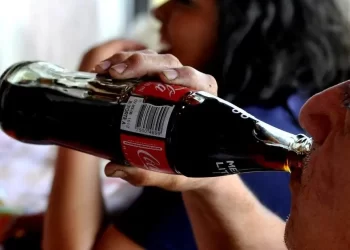 Estudio advierte que incluso una lata de refresco al día podría aumentar el riesgo de enfermedad hepática