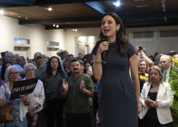 Gina Hinojosa entra a la contienda demócrata por la gubernatura de Texas