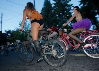 Protestan desnudos y en bicicleta