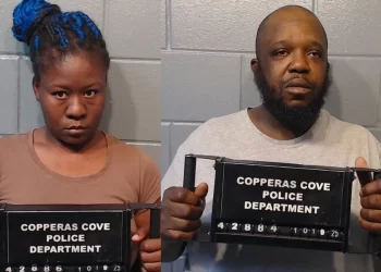 Se mudan de casa y dejan a su hijo abandonado