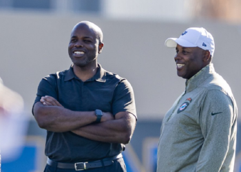 Dolphins despiden a su gerente general tras caída ante Ravens