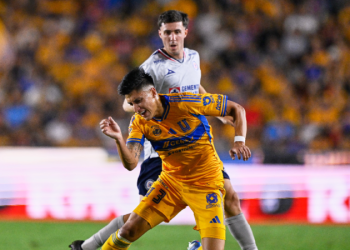 Cruz Azul rescata el empate ante Tigres con un penal de último minuto