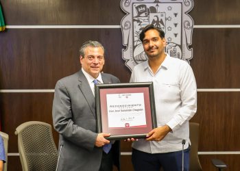 Entrega Gobierno de Reynosa reconocimiento póstumo a José Sulaimán en manos de Mauricio Sulaimán