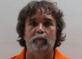 Hombre de 58 años confiesa haber agredido físicamente a su madre de 89 en Los Fresnos