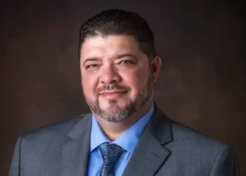 Comisionado de McAllen acusado de lavado y contrabando regresa al cargo tras salir de prisión