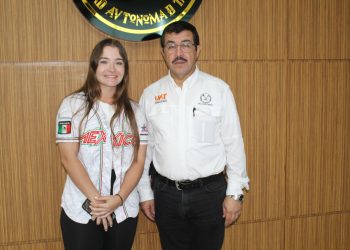 Felicita Dámaso Anaya a Edith de Leija por su éxito internacional