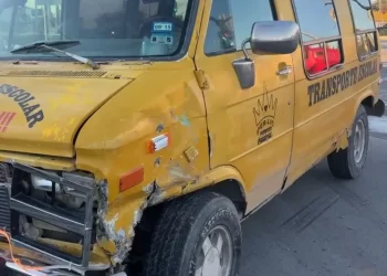 Choque entre transporte escolar y camión deja menores lesionados