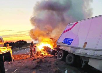 Arde tractocamión tras choque