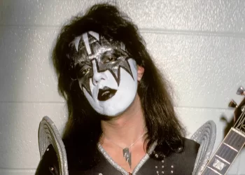 Muere Ace Frehley, legendario guitarrista fundador de KISS, a los 74 años
