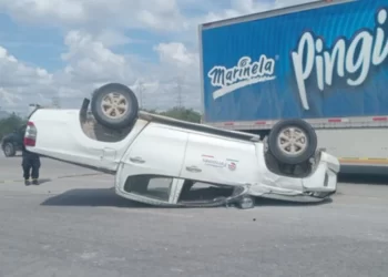 Volcadura deja un muerto y siete heridos en carretera a Monclova