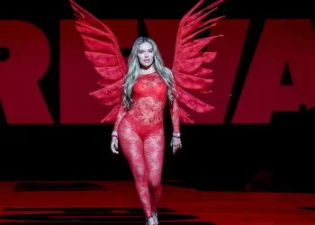 Karol G debuta como un ángel de Victoria’s Secret