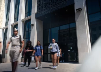 Texas A&M: Comité afirma que despido de profesora fue injustificado