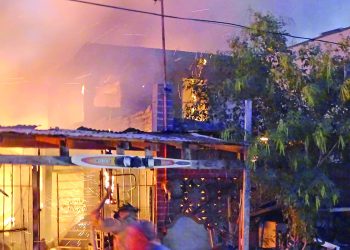 Incendio destruye vivienda en la colonia Morelos