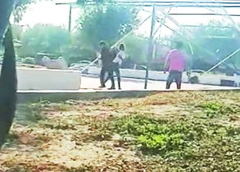 Ciudadano interviene para detener pelea en plaza Benito Juárez