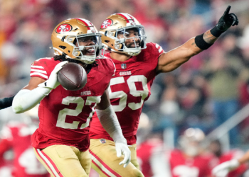 49ers dominan a Panthers pese a múltiples errores