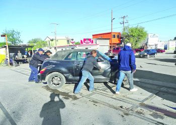 Madre e hija sobreviven choque contra tren en cruce ferroviario