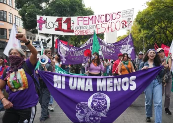Mujeres marchan en Ciudad de México contra la violencia de género