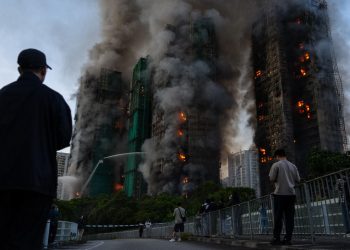 Incendio masivo en Hong Kong deja al menos 13 muertos y varios atrapados