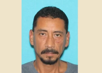 Buscan a peligroso fugitivo con vínculos a la pandilla Texas Syndicate