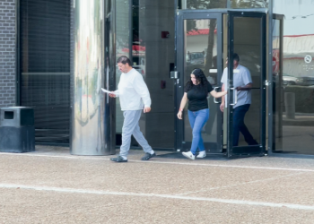 Comisionado de McAllen se declara no culpable por cargos de contrabando y lavado de dinero