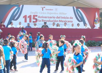 Desfilan miles de jóvenes en el 115 aniversario de la Revolución Mexicana