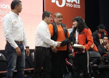 Rector Dámaso Anaya entrega el galardón “Orgullo UAT” a medallistas históricos
