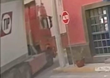 Tráiler en fuga provoca daños en zona comercial