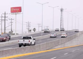 Camioneta se estrella contra muros en puente de la Calzada de los Héroes; tres jóvenes resultan ilesos