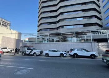 Catean consultorio médico por presunta retención de una paciente en Monterrey