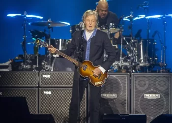 Paul McCartney protesta con un tema silencioso contra reforma de IA en Reino Unido