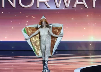 Miss Noruega causa sensación en Miss Universo 2025 con traje inspirado en un salmón