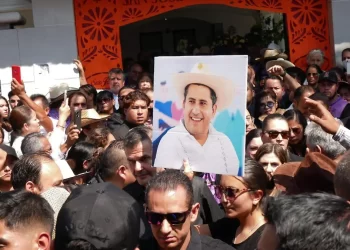 Uruapan despide a su alcalde Carlos Manzo entre gritos de justicia