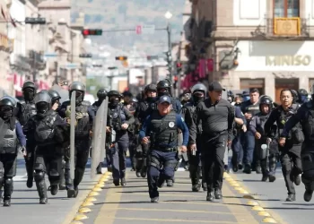 Protestas estudiantiles en Morelia dejan choques y uso de gas lacrimógeno