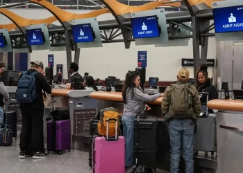 Más de 800 vuelos cancelados en EE. UU. por falta de controladores tras cierre federal