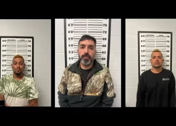 Arrestan a tres hombres por intento de homicidio en una gasolinera de Raymondville