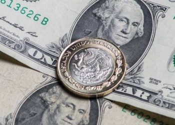 El peso se debilita ante el dólar al iniciar la semana