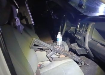 Guardia Estatal asegura camioneta y fusil AK-47 en operativo nocturno