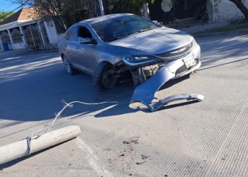Derriba poste de la CFE en accidente