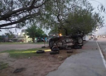 Camioneta volcada en plaza municipal tras accidente