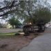 Camioneta volcada en plaza municipal tras accidente