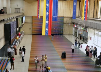 Trump afirma que el espacio aéreo de Venezuela debe considerarse “cerrado”