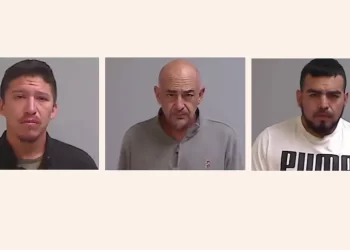 Tres hombres son acusados de asesinato tras abandonar un cuerpo frente a una casa en Edinburg