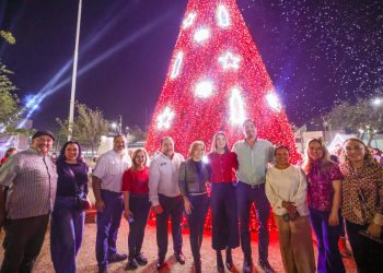 Enciende Gobierno de Reynosa Pino de Navidad en la Plaza de la República