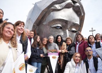 Entrega María de Villarreal las pupilas de la Virgen de la Misericordia