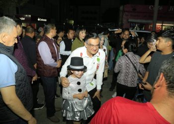 Encabezan Américo y María desfile navideño y el tradicional encendido del pino