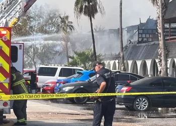 Incendio consume complejo de departamentos en Brownsville; al menos 42 residentes afectados