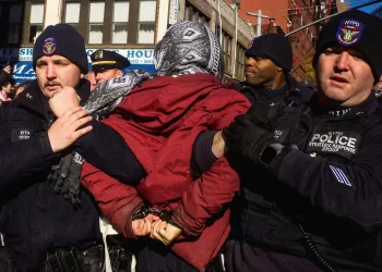 EU frena procesos de residencia y ciudadanía para migrantes de 19 países