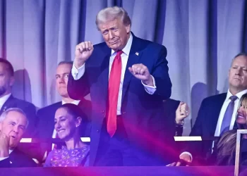 Village People cierra sorteo del Mundial 2026 con guiño político a Donald Trump