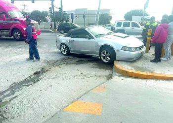 Mustang se impacta contra tubos de protección al evitar choque