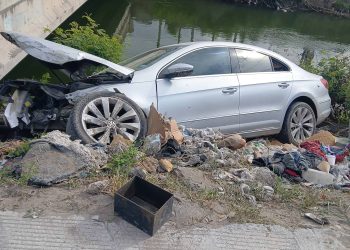 Impacta auto contra puente y deja tres lesionados